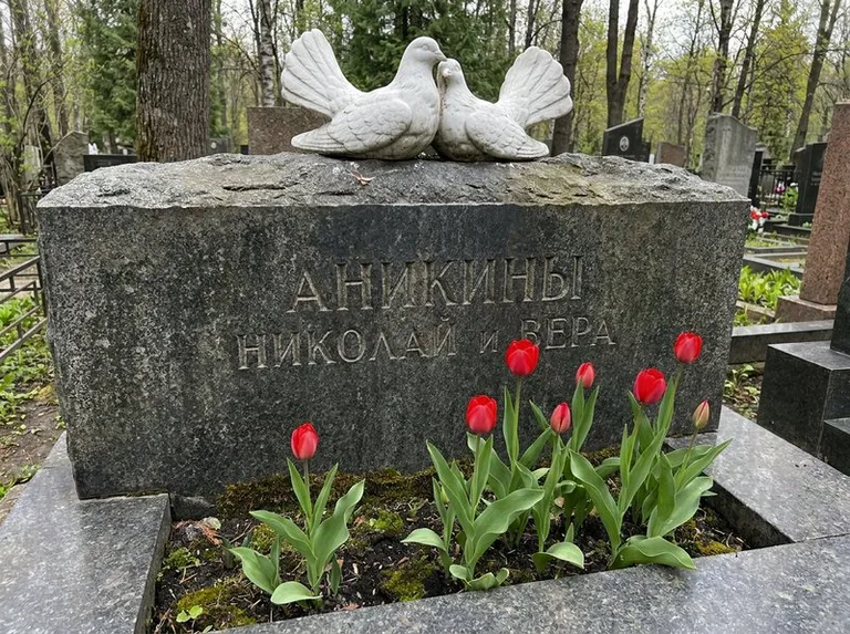 Пара голубей из литьевого мрамора на гранитной плите в Салехарде
