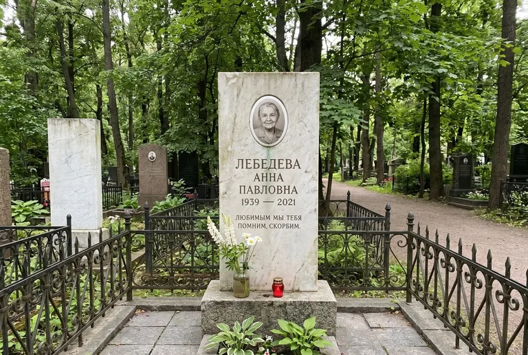 Уборка могилы до и после осенью — городское кладбище в Салехарде