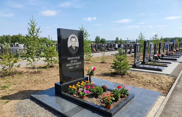 Уборка могилы со скамьёй до и после в Салехарде