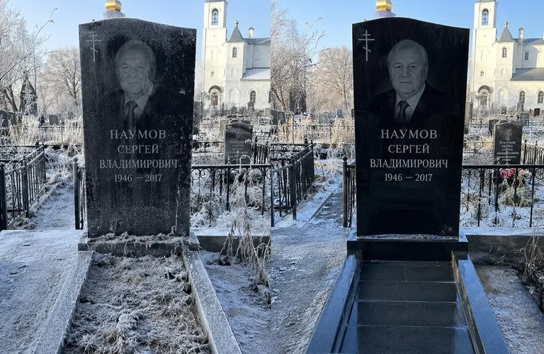 Диптих №18: могила с деревянным крестом и низкой оградкой — выполота трава в Салехарде