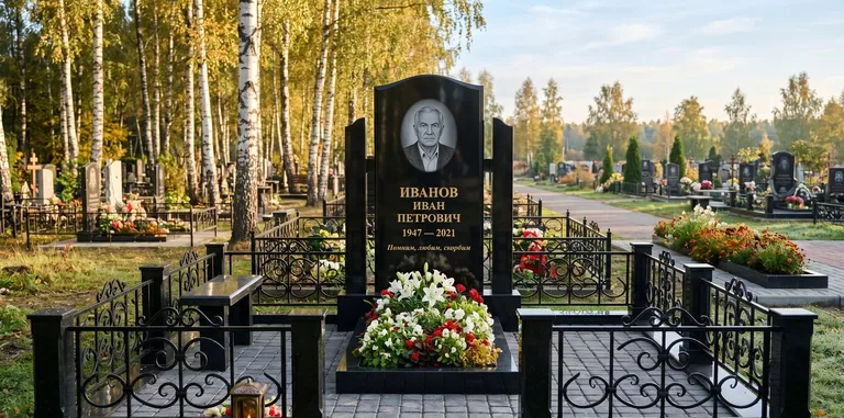 Мемориальный комплекс с цветником и оградой в Салехарде