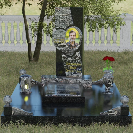 Гранитный мемориал с барельефом сердца, гранит амфиболит, вид 2