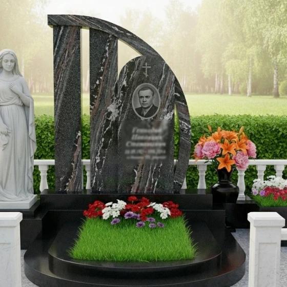 Православный памятник с крестом в Салехарде, гранит амфиболит