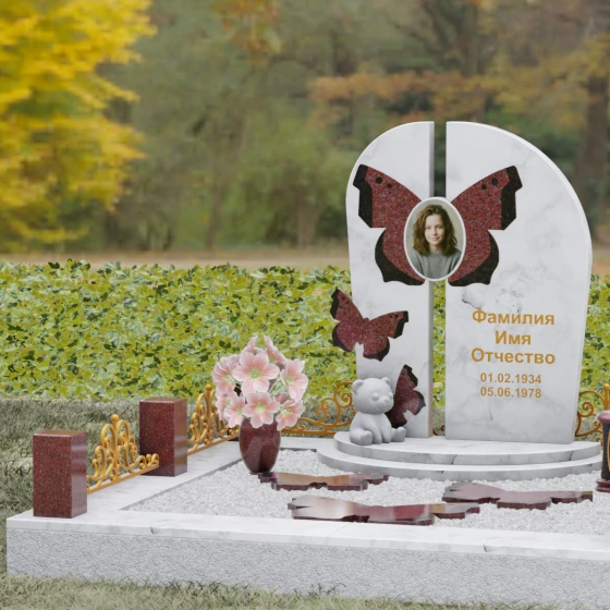 Мемориал с вертикальной стелой и крыльями бабочки, мрамор Тассос, в Якутске