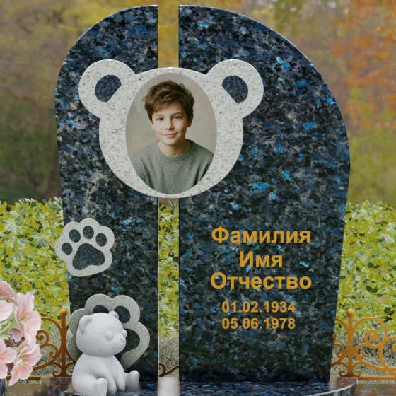 Вертикальный гранитный памятник с рельефом медвежонка, гранит Блю Перл