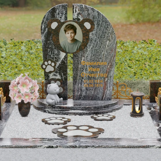 Вертикальный гранитный памятник с рельефом медвежонка, гранит амфиболит, вид 2