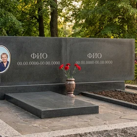 Базальтовый памятник в форме монолитной глыбы на двоих
