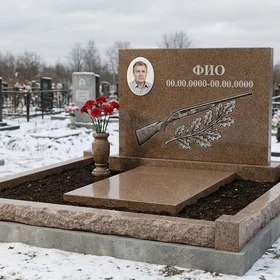 Гранитный памятник охотнику в виде глыбы с уткой в полёте