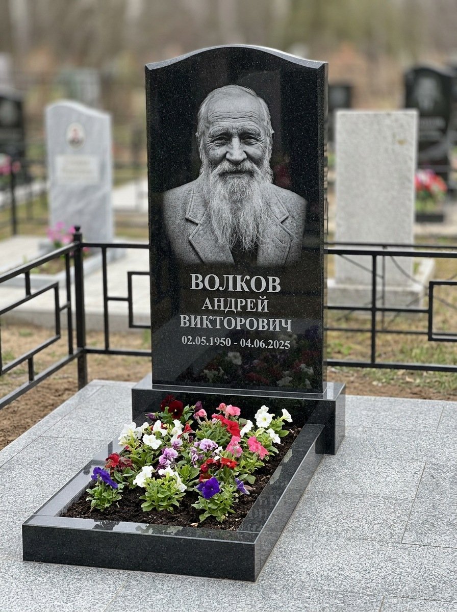 Портрет на памятнике в Салехарде — Старый снимок восстановили, портрет по грудь — гравировка